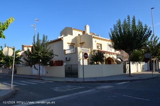 DUPLEX EN ESQUINA CON SOLARIUM EN LA PLATA ALTA A TAN SOLO 3 CALLES DE LA PLAYA - ALICANTE