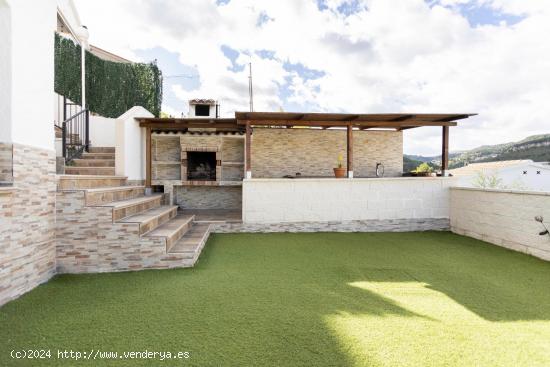 CASA INDEPENDIENTE CON JARDÍN Y PISCINA - BARCELONA