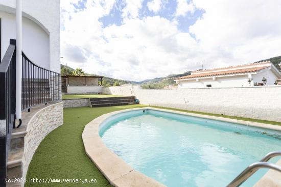 CASA INDEPENDIENTE CON JARDÍN Y PISCINA - BARCELONA