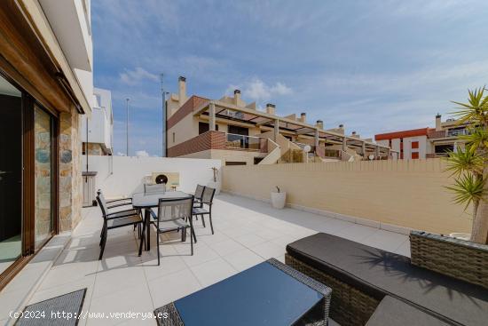 ¡Oportunidad única en Orihuela Costa, zona Lomas de Cabo Roig! 3 Dormitorios, 2 Baños, Piscina pr