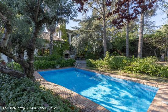 ¡MAGNIFICO CHALET CON AMPLIOS JARDINES Y PISCINA EN CORTIJO DEL AIRE! - GRANADA