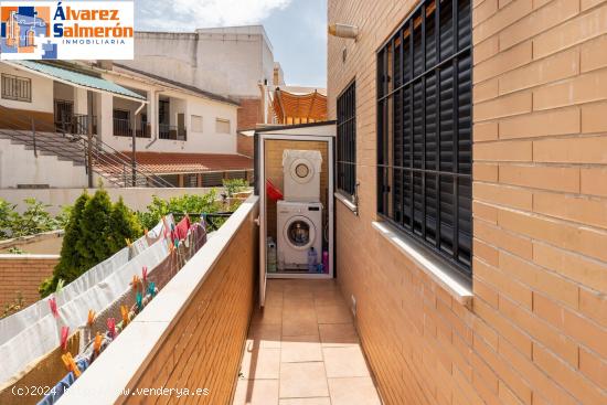 Vivienda Independiente en Planta Baja con Amplio Patio y Terraza - GRANADA