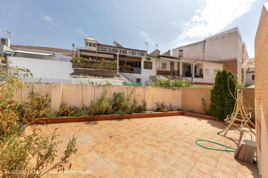 Vivienda Independiente en Planta Baja con Amplio Patio y Terraza - GRANADA