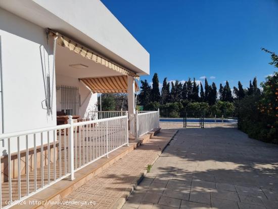 Tu chalet con piscina a un paso de la ciudad!! - ALICANTE