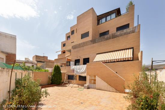 Vivienda Independiente en Planta Baja con Amplio Patio y Terraza - GRANADA