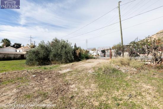 ¿Te falta espacio o lo tuyo es la Agricultura?. Suelo rustico con 6800 metros cuadrados y 2 naves. 