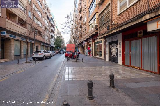 Amplia plaza de garaje cerrada para coche grande en Pedro Antonio Alarcón, junto Emperatriz Eugenia