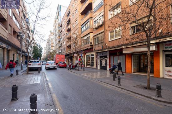 Amplia plaza de garaje cerrada para coche grande en Pedro Antonio Alarcón, junto Emperatriz Eugenia