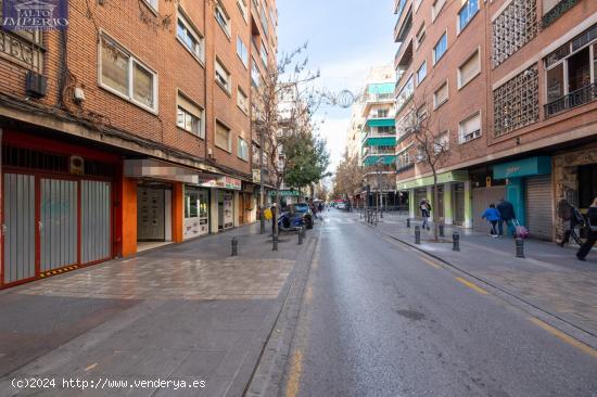 Amplia plaza de garaje cerrada para coche grande en Pedro Antonio Alarcón, junto Emperatriz Eugenia