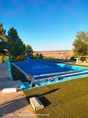 Chalet independiente de 220 m2 con piscina y barbacoa, en finca de 20.703m en Noblejas (Toledo) - TO