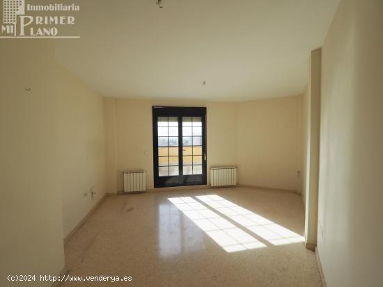 ¡Oportunidad! Ático de 4 dormitorios + 2 baños + ascensor + garaje + trastero +piscina en Tomello