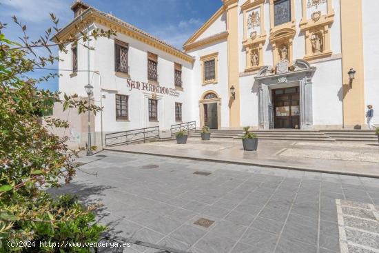 Pisazo con 6 dormitorios y 3 baños en calle Ancha de Gracia - GRANADA