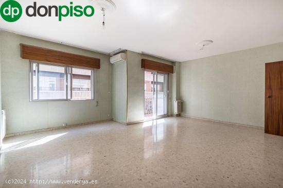 Recogidas (zona). Magnífico piso para reformar con 4 dormitorios, 3 baños. - GRANADA