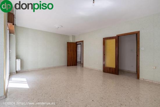 Recogidas (zona). Magnífico piso para reformar con 4 dormitorios, 3 baños. - GRANADA