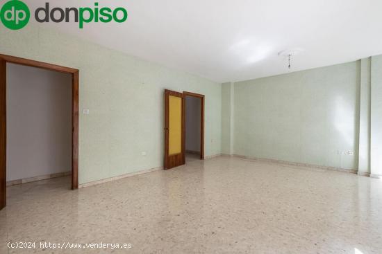 Recogidas (zona). Magnífico piso para reformar con 4 dormitorios, 3 baños. - GRANADA