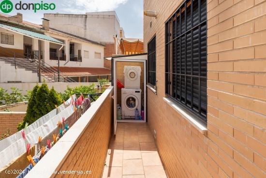 Vivienda Independiente en Planta Baja con Amplio Patio y Terraza - GRANADA