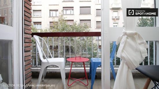 Gran habitación con llave independiente en piso compartido, Eixample - BARCELONA