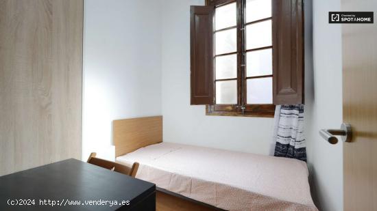  Se alquila habitación amueblada en apartamento de 3 dormitorios en El Raval - BARCELONA 