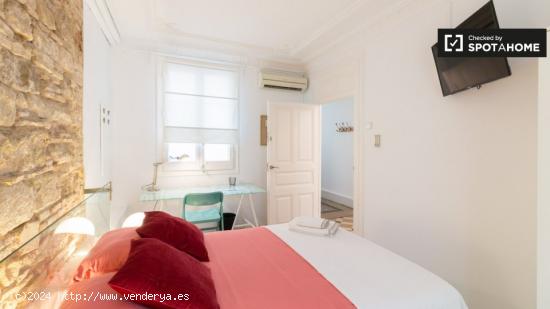 Se alquila habitación en piso de 7 habitaciones en Barcelona - BARCELONA