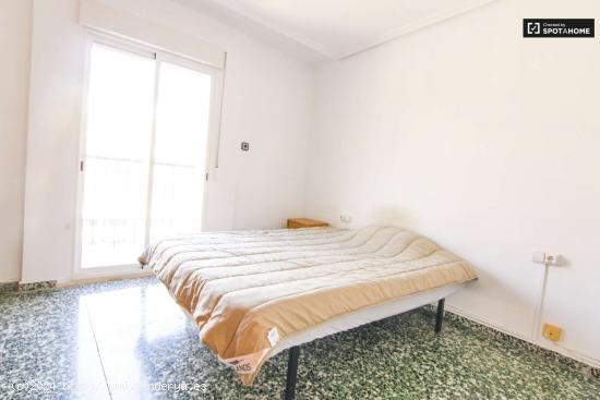 Gran habitación con amplio espacio de almacenaje en piso compartido, Benimaclet - VALENCIA