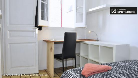 Habitación amueblada con escritorio en piso compartido, Eixample - BARCELONA