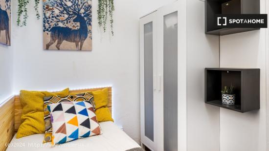 Habitación decorada con escritorio en piso compartido, El Born. - BARCELONA