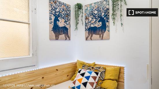 Habitación decorada con escritorio en piso compartido, El Born. - BARCELONA