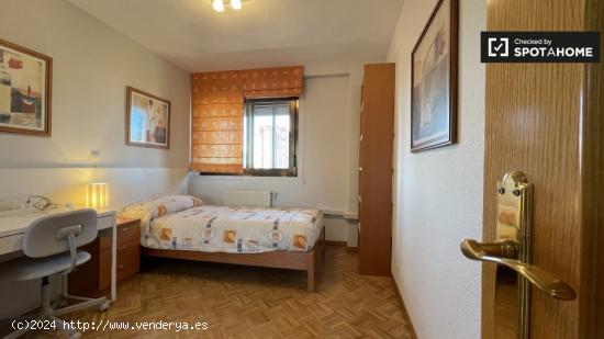 Se alquila habitación en apartamento de 3 dormitorios en Madrid - MADRID