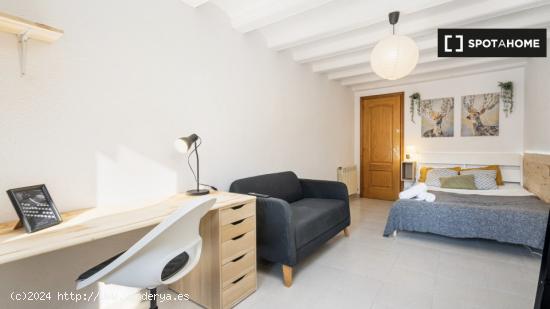 ¡Habitaciones en alquiler en un apartamento de 5 habitaciones en Barcelona! - BARCELONA