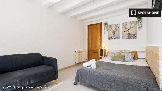 ¡Habitaciones en alquiler en un apartamento de 5 habitaciones en Barcelona! - BARCELONA