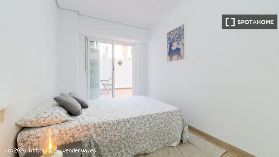 Se alquila habitación en piso de 5 dormitorios en Eixample - VALENCIA