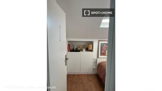 Se alquila habitación en piso de 2 habitaciones en Barcelona - BARCELONA