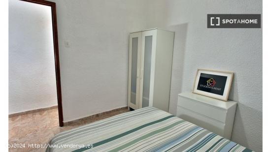 Se alquila habitación en piso de 4 habitaciones en Mestalla, Valencia - VALENCIA