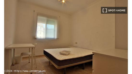 Se alquila habitación en piso de 3 habitaciones en Valencia - VALENCIA