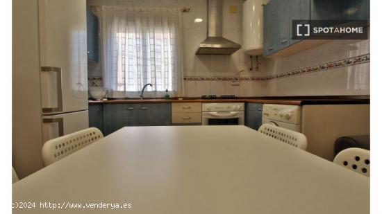 Se alquila habitación en piso de 3 habitaciones en Valencia - VALENCIA