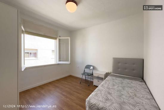 Se alquila habitación en piso de 3 habitaciones en El Prat De Llobregat - BARCELONA