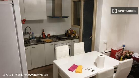 Se alquila habitación en piso de 3 dormitorios en Eixample - BARCELONA