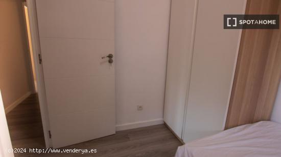 Se alquila habitación en piso de 5 dormitorios en Eixample - BARCELONA