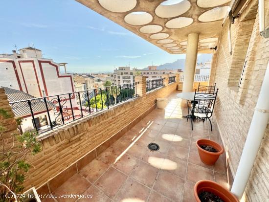 ESTUPENDO ÁTICO EN EL CENTRO DE ORIHUELA,  PARA VIVIR, TODO EXTERIOR, TERRAZA EN PLANTA MUY AMPLIA,