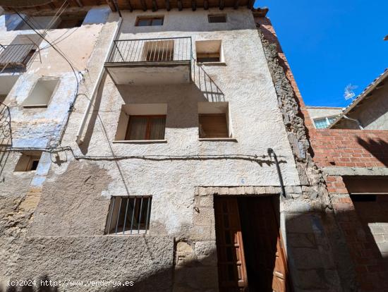  Casa con patio y terraza en el casco antiguo de La Fresneda - TERUEL 