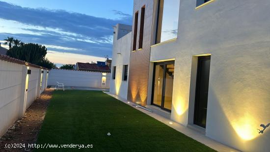 🏡✨ ¡Chalet de Lujo en Venta en Zona Carrefour, Torrevieja! 🌞 - ALICANTE