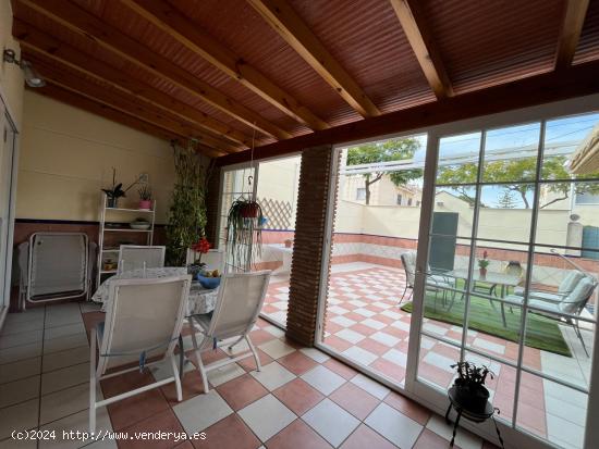 LUMINOSO ADOSADO CON PISCINA Y GARAJE DOBLE EN LOS BOLICHES- FUENGIROLA - MALAGA