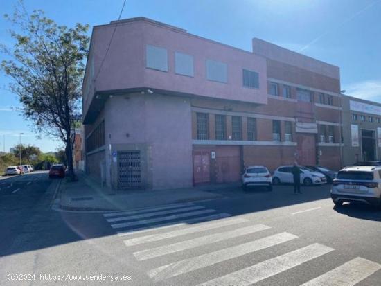 Nave en venta en la zona del polígono de Can Ribó - BARCELONA