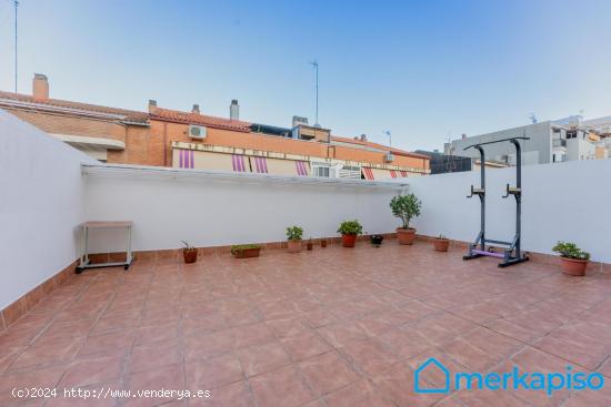 Se vende amplio piso con terraza a nivel en Castelldefels - BARCELONA