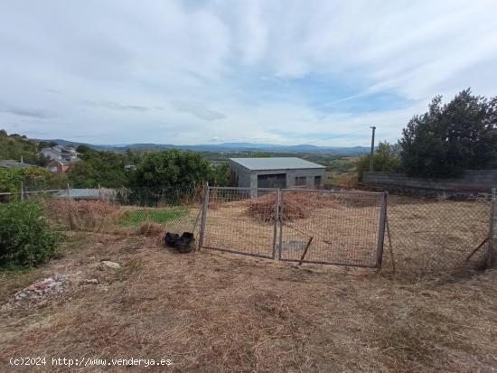 SE VENDE FINCA URBANA CON EDIFICACIONES DE PIEDRA EN OTERO - LEON