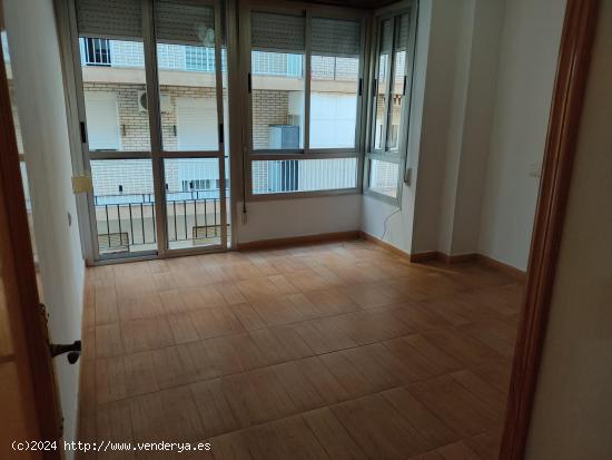 CENTRICO PISO JUNTO PLAYA PONIENTE EN AGUILAS - MURCIA