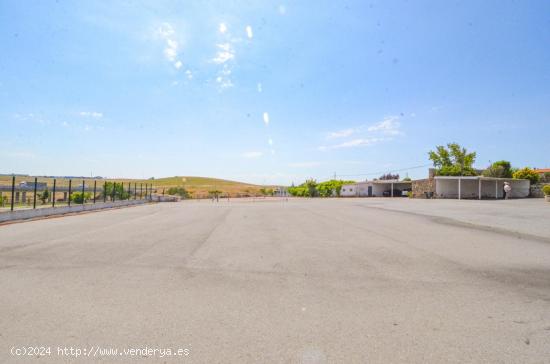 Urbis te ofrece un solar con nave y oficinas en alquiler en Aldeatejada, Salamanca. - SALAMANCA