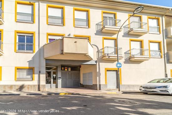  Bonito piso de 2 dormitorios, prácticamente a estrenar, situado en la calle Calderón de Santa Fe.  