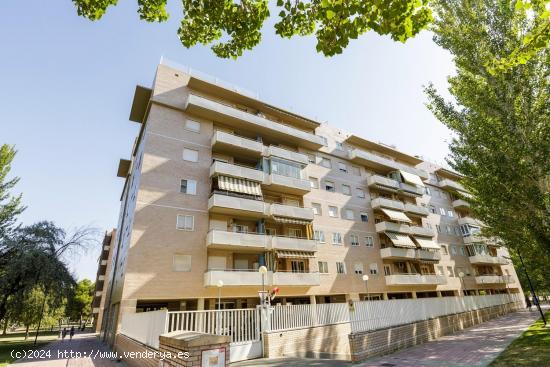 Piso de 3 habitaciones, despacho, salón, cocina, dos baños,terraza, garaje y trastero a un buen pr