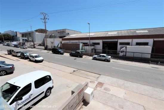 SE ALQUILA NAVE DE 400 M² EN EL POLIGONO INDUSTRIAL - MURCIA